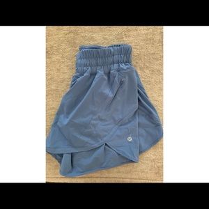 Lululemon mid rise track that 5”